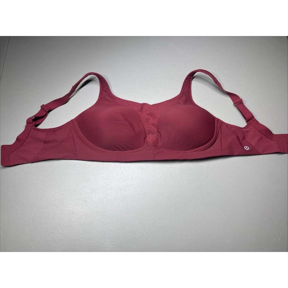 Lululemon Run Times Sports Bra Size 36DD Red Merlot Wireless Sexy EUC Yoga